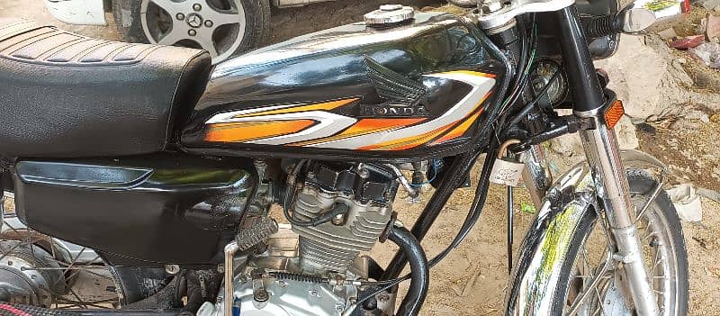 Honda 125 model 2016 tanki side cover original bhi ha 1