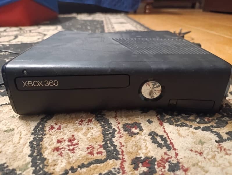 Xbox 360 jail break with 2 controller and 22 games utgent sale 6