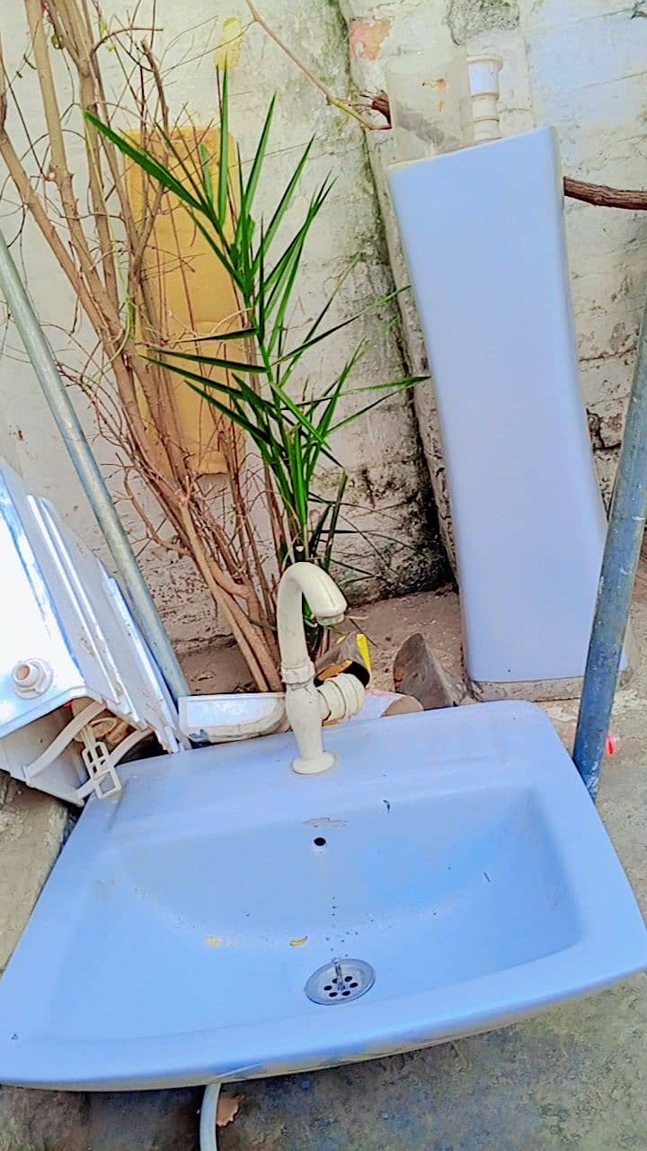 Washbasin for sale like new some time use 03325663459 0