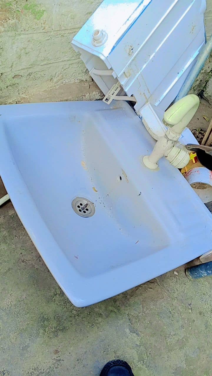 Washbasin for sale like new some time use 03325663459 3