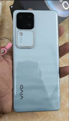 VIVO V30