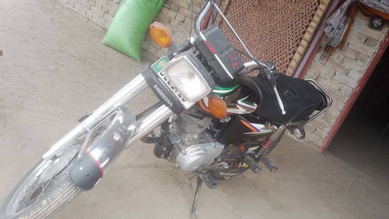 2017 model, no defects, came from Lahore, need money 3