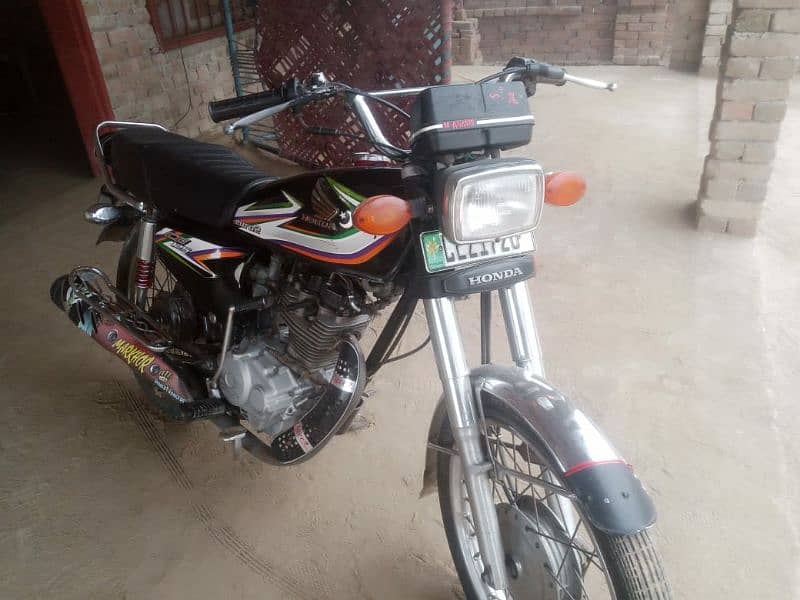 2017 model, no defects, came from Lahore, need money 5