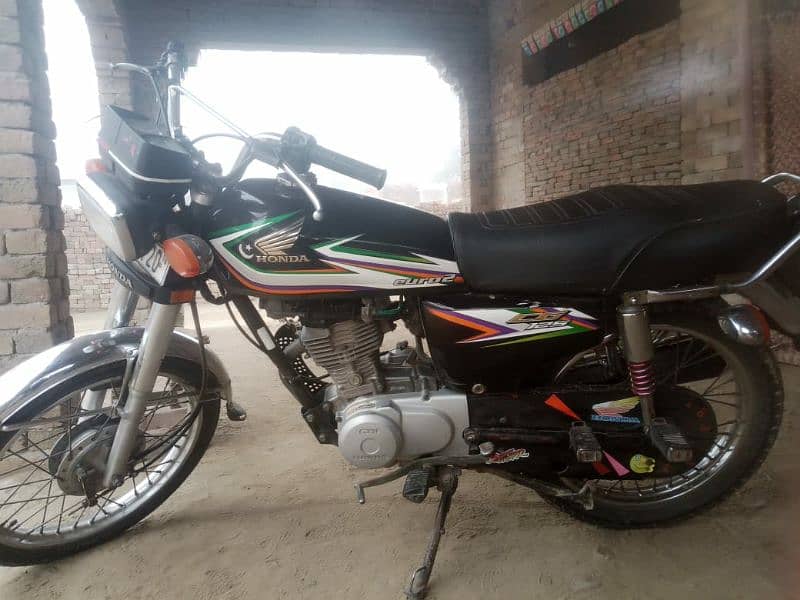 2017 model, no defects, came from Lahore, need money 7