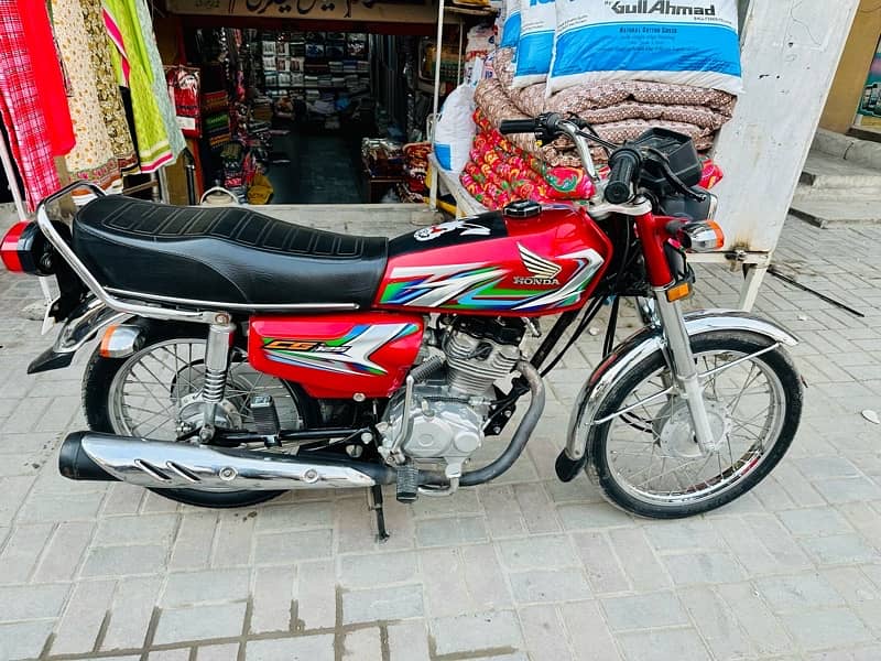 Honda 125 23 model near bilal hospital Affandi colony sadiqabad Rwp 0