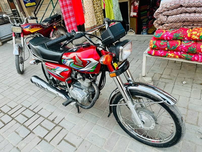 Honda 125 23 model near bilal hospital Affandi colony sadiqabad Rwp 5