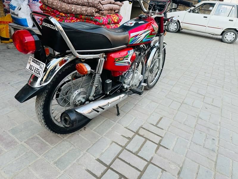 Honda 125 23 model near bilal hospital Affandi colony sadiqabad Rwp 7