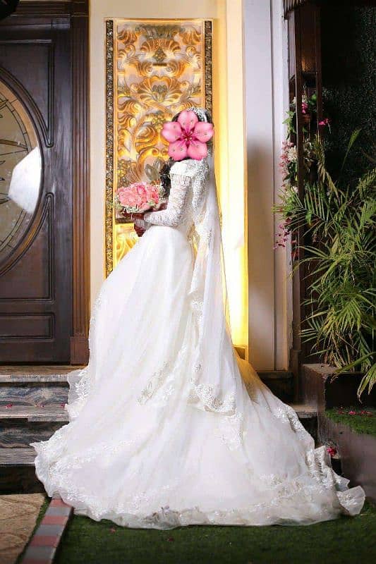 White tail gown with inner and dupta 60,000 discount available 1