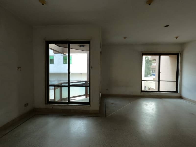 2000 Square Yards 32 Rooms Bungalow for Sale In Clifton Block 5 17