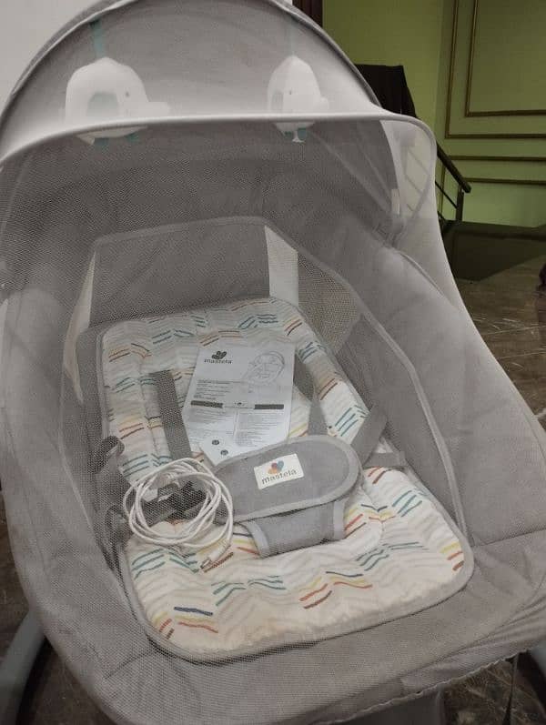 Mastela 3 in 1 Deluxe Multi-functional Bassinet 4