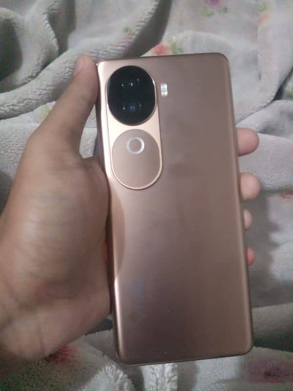 Vivo v40e 1 week used only new box with accessories 4