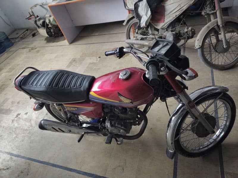 honda cg 125  model 2010 karachi number 1