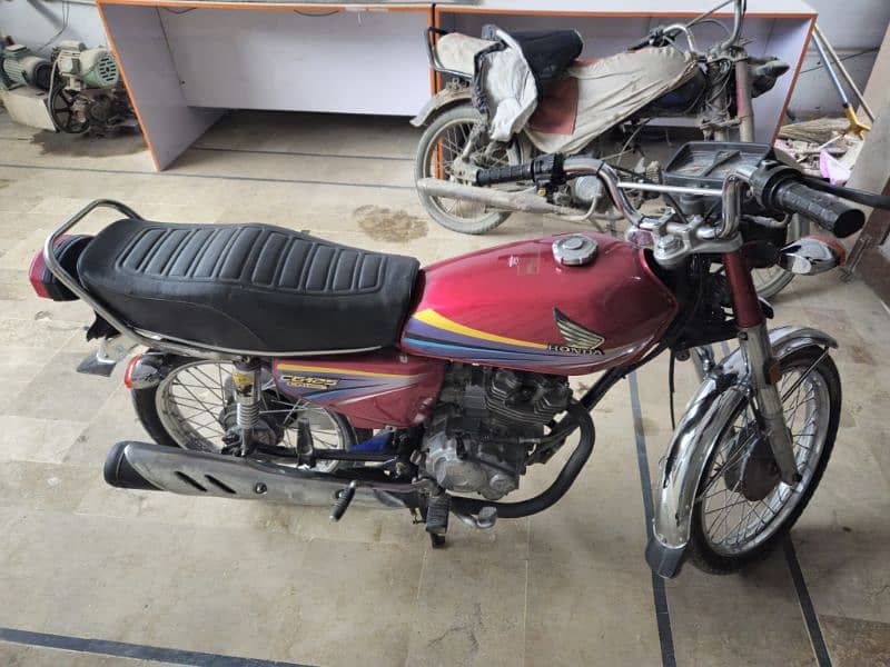 honda cg 125  model 2010 karachi number 2