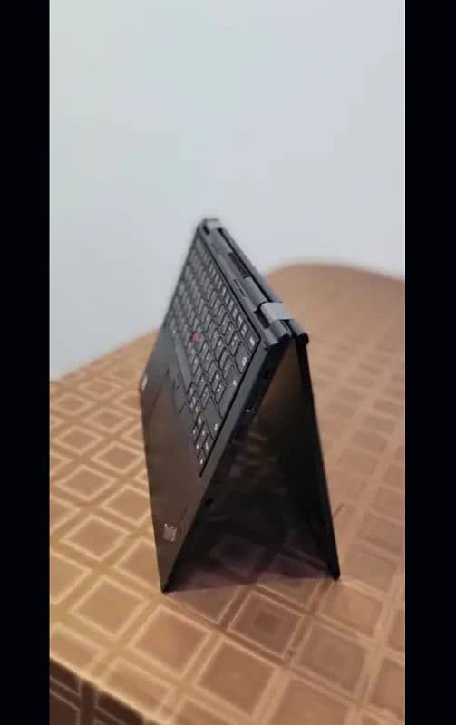 Lenovo yoga X380 Core i5-8350U  RAM: 8GB DDR4 Storage: 256GB SSD 3