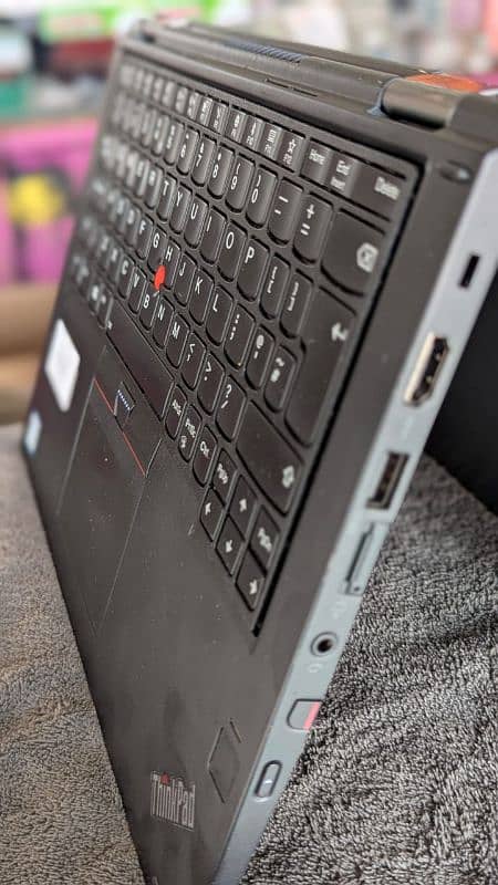 Lenovo yoga X380 Core i5-8350U  RAM: 8GB DDR4 Storage: 256GB SSD 5