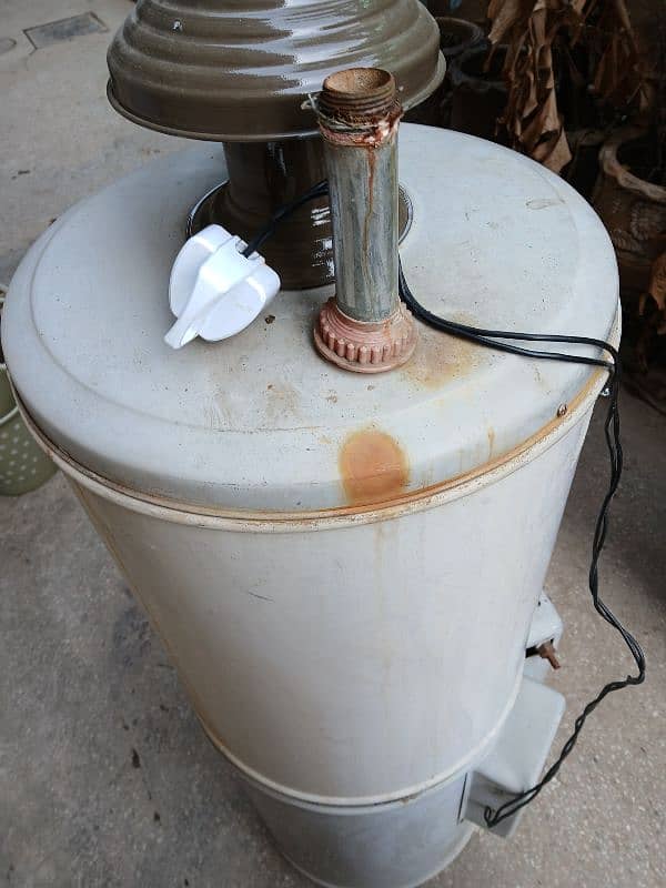 Gas & Electric Geyser / Capacity 35 Gallons. 4