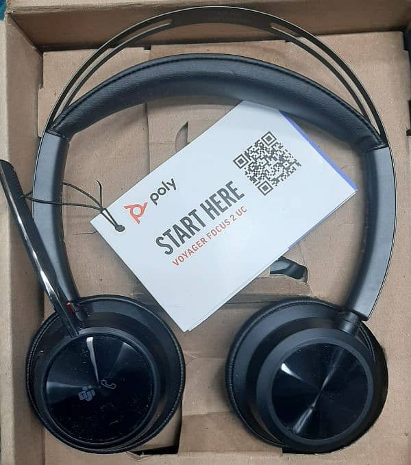 VOYAGER FOCUS 2 BLUETOOTH &WIRELESS HEADPHONE 1