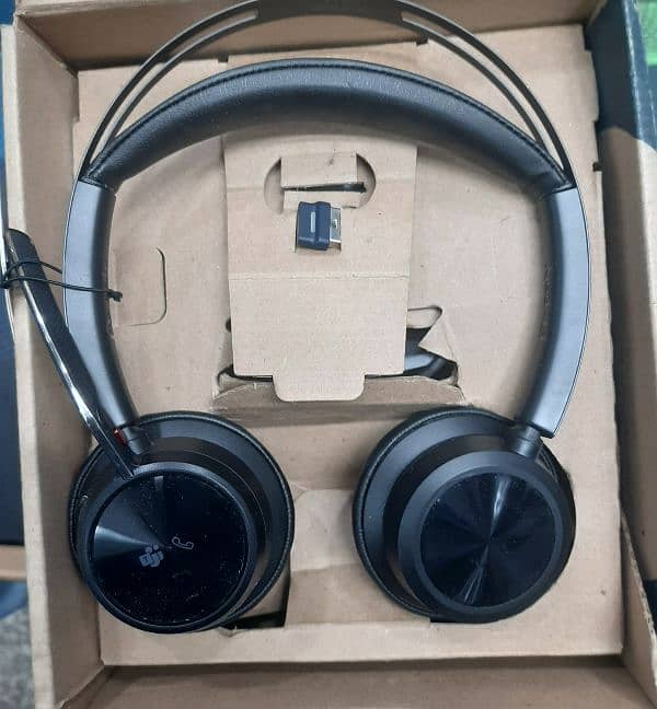 VOYAGER FOCUS 2 BLUETOOTH &WIRELESS HEADPHONE 2