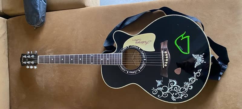 New semi acoustic guitar astara brand with cover, capo and pin. 3