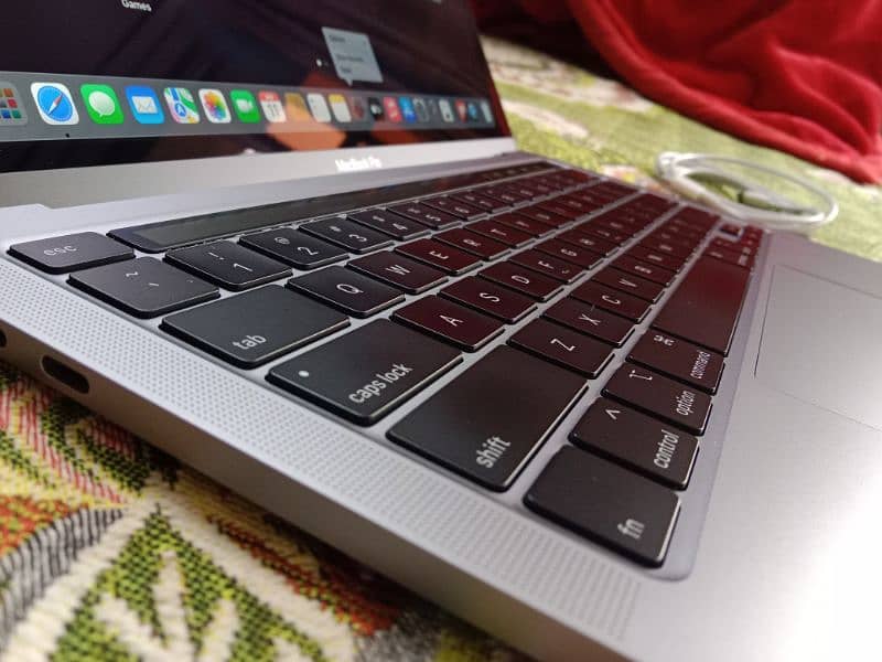 MacBook pro 2020 Model, 13"inch (16GB/512GB SSD) 1