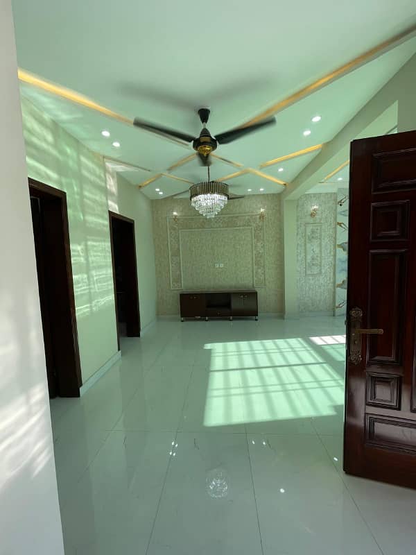 NEAR TO PARK PRIME LOCATION HOUSE AVAILABLE FOR SALE 3