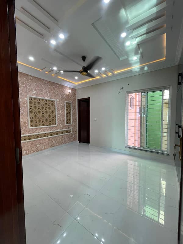 NEAR TO PARK PRIME LOCATION HOUSE AVAILABLE FOR SALE 13