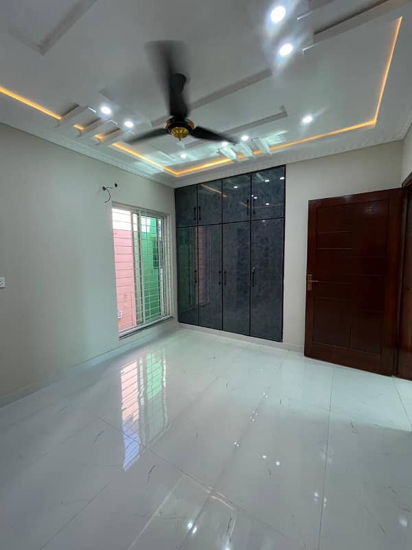 NEAR TO PARK PRIME LOCATION HOUSE AVAILABLE FOR SALE 14