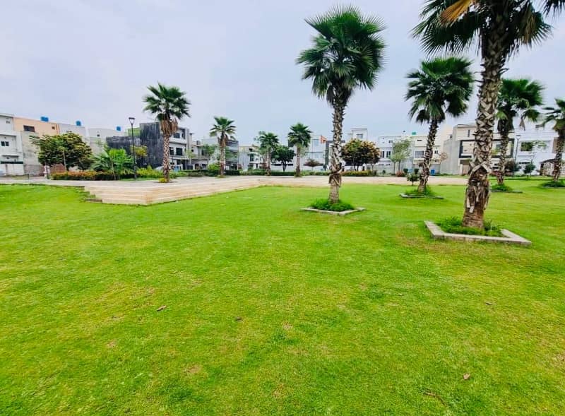 NEAR TO PARK PRIME LOCATION HOUSE AVAILABLE FOR SALE 40