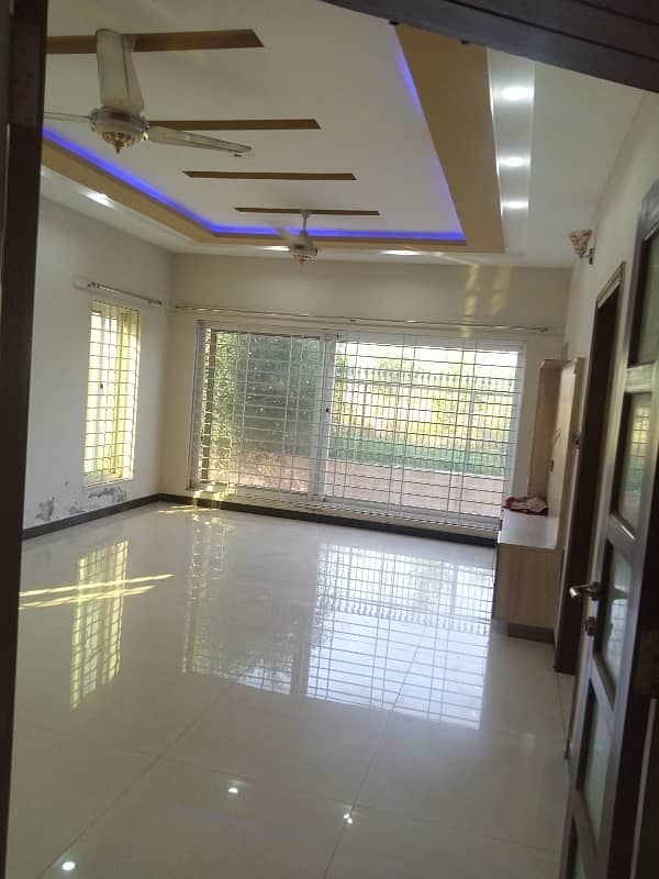 Brand New 10 Marla House for Rent - 6 Bedrooms 10