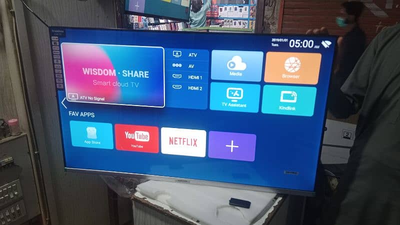 43" INCH SAMSUNG SMART UHD WIFI LED TV. NEW BRAND TV 3