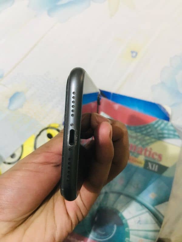 iphone 11 ,70 battery,128 gb 3