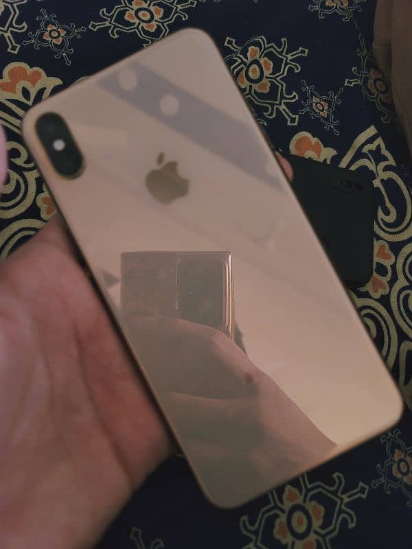 IPhone Xsmax gold colour 3