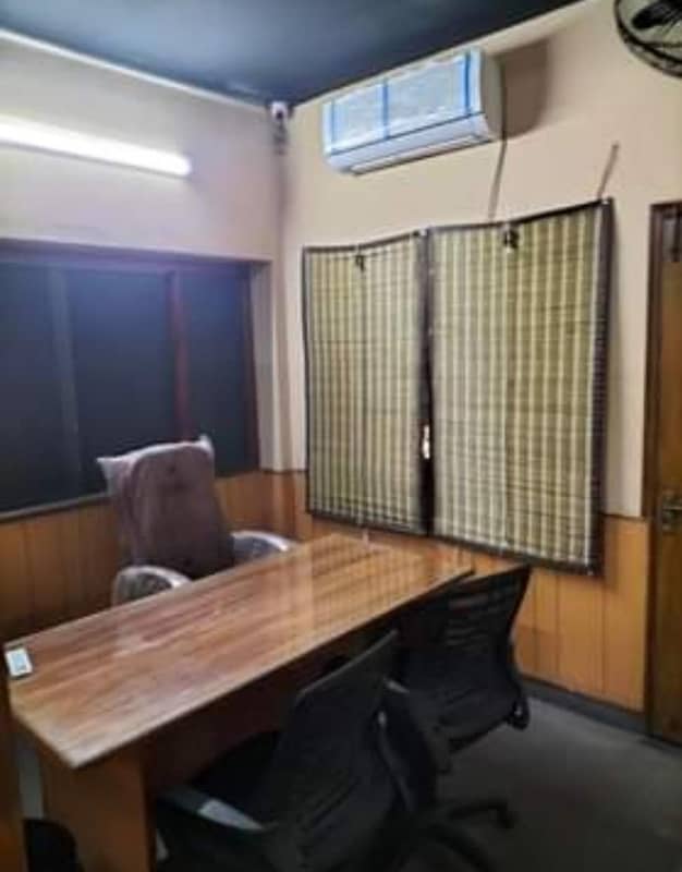 Avail Yourself A Great Prime Location 1000 Square Feet Office In Tariq Road 0