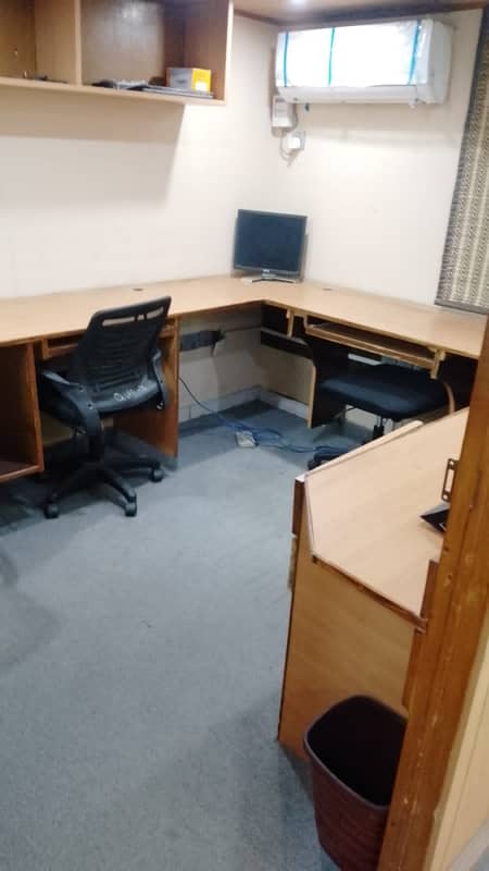 Avail Yourself A Great Prime Location 1000 Square Feet Office In Tariq Road 9