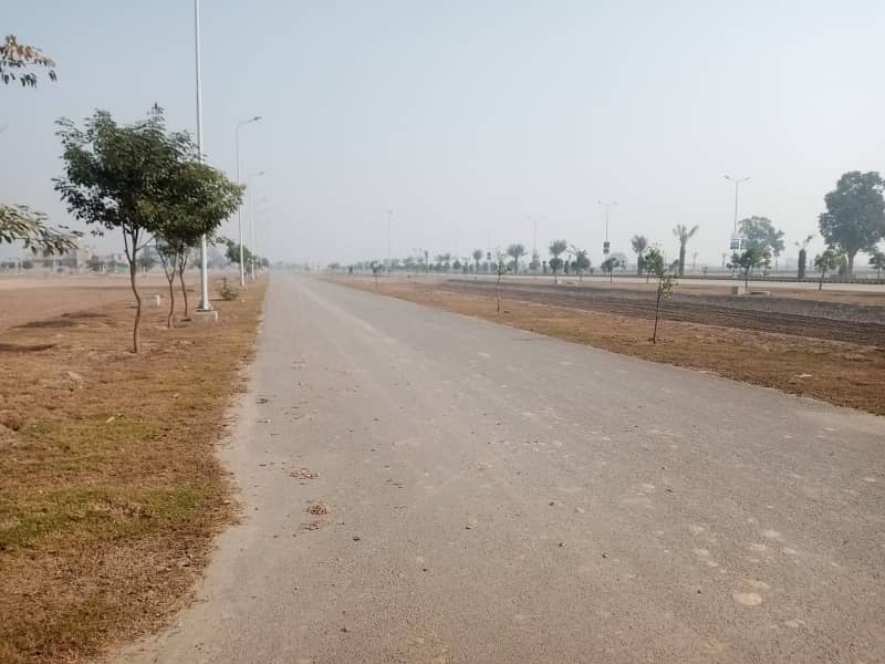 10Marla plot available in Parkview City Lahore 80ftroad Platinum Block 2