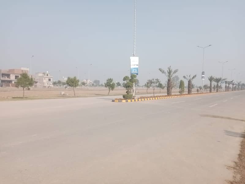 10Marla plot available in Parkview City Lahore 80ftroad Platinum Block 3