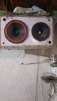 Amplifier with sound speakers