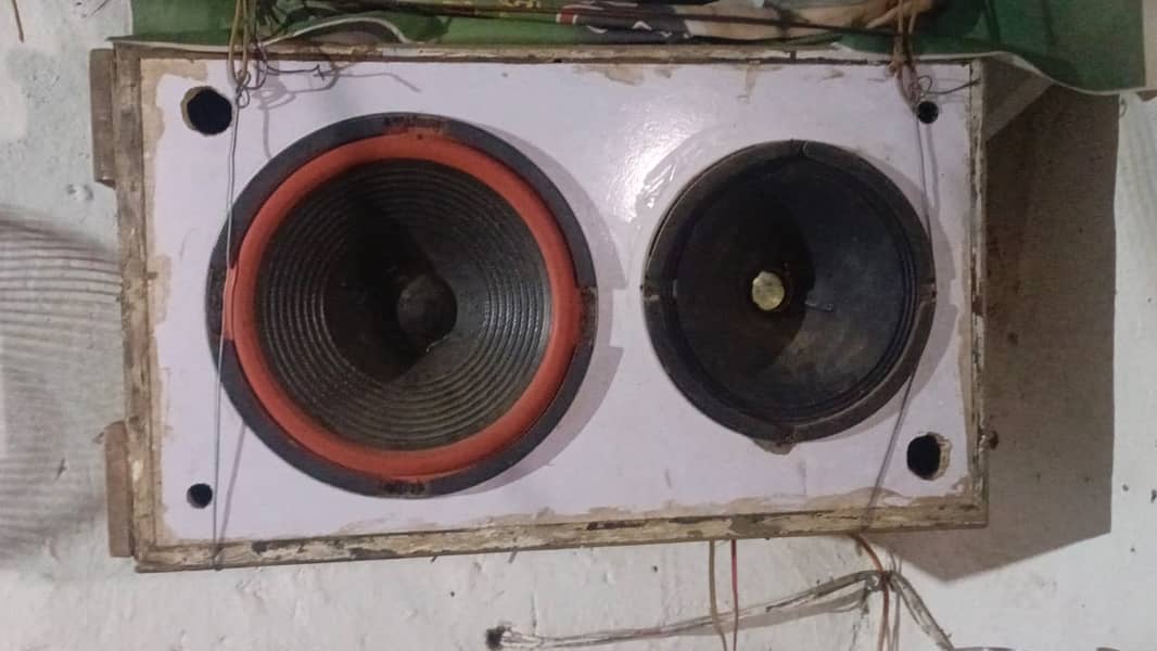 Amplifier with sound speakers 1