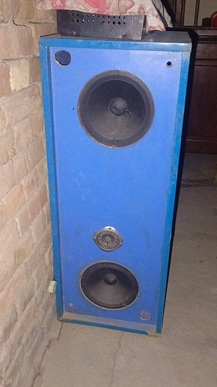 Amplifier with sound speakers 4