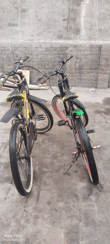 non gear cycles ek one has two disc breaks and one has 2 power breaks 0