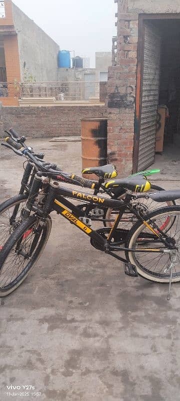 non gear cycles ek one has two disc breaks and one has 2 power breaks 3