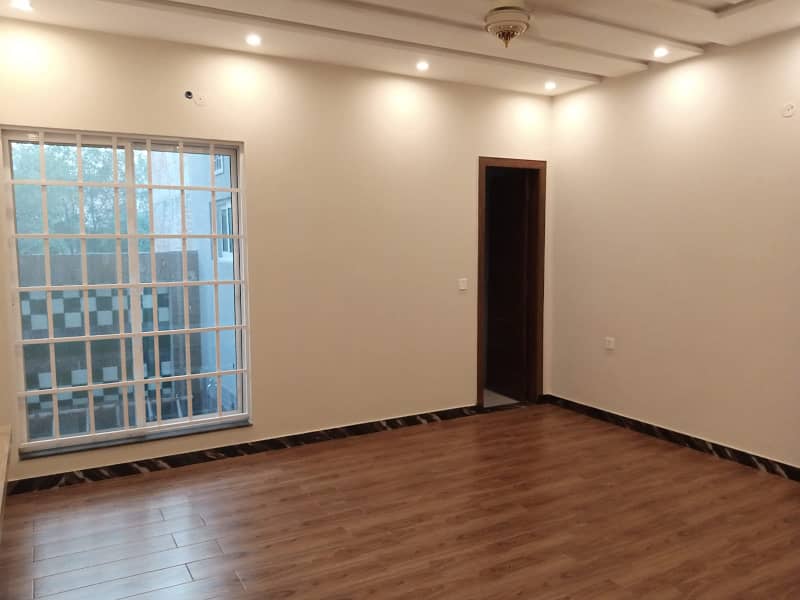 1 KANAL PRIME LOCATION DESIGNER HOUSE FOR SALE IN NESPAK 25