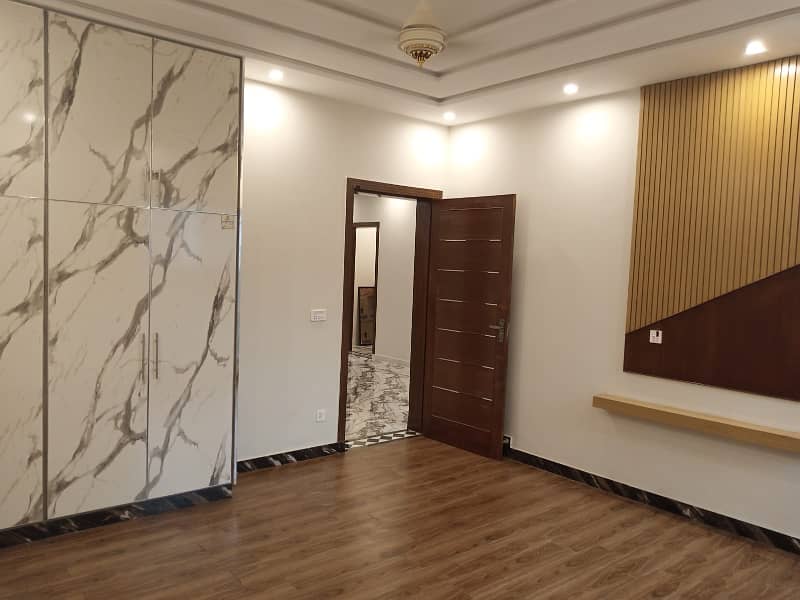 1 KANAL PRIME LOCATION DESIGNER HOUSE FOR SALE IN NESPAK 26