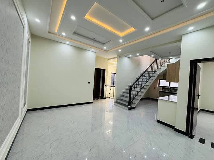 7.5 Marla Park Facing Modern Ultra-Luxurious Designer House for Sale in buch Multan 8