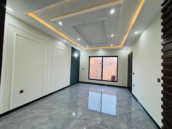 7.5 Marla Park Facing Modern Ultra-Luxurious Designer House for Sale in buch Multan 20