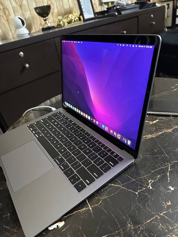 MacBook Air (Retina 13-inch, 2019) 1