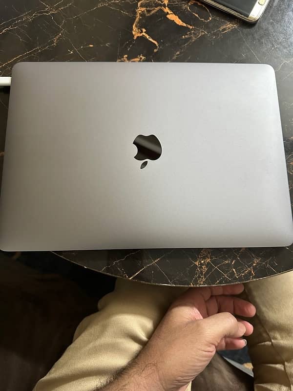 MacBook Air (Retina 13-inch, 2019) 2