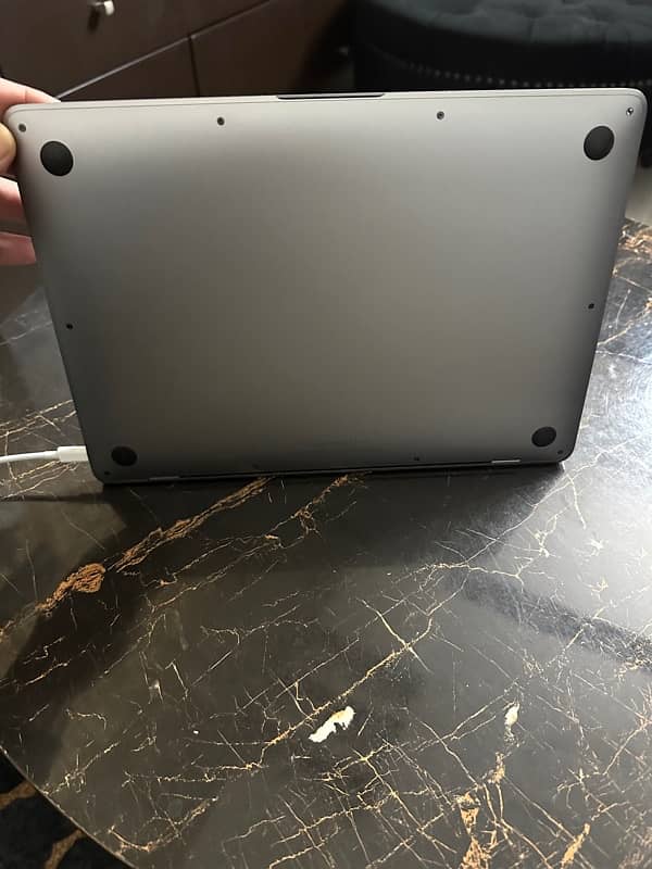 MacBook Air (Retina 13-inch, 2019) 4