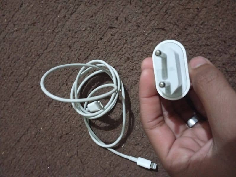 charger iPhone see 2