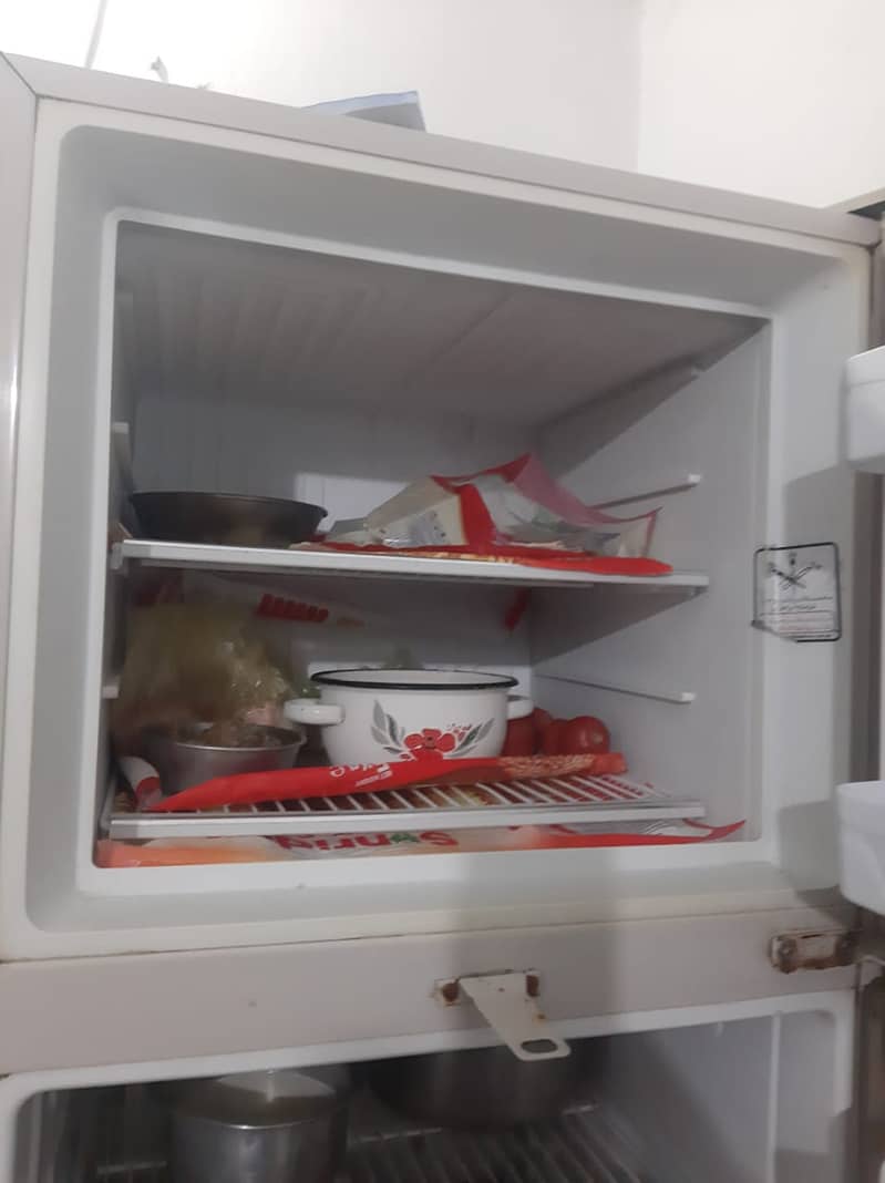 dowlance refrigerator in running condition 0